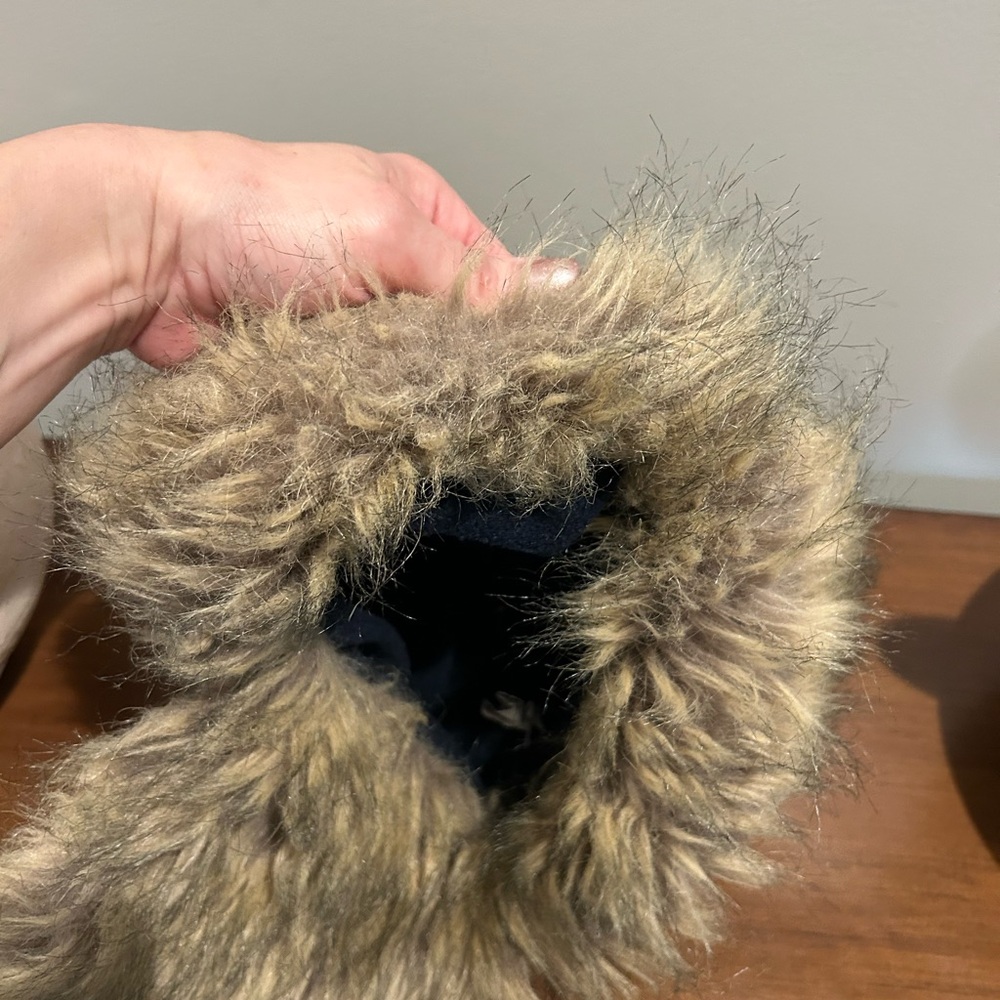 Cozy Winter Hat with Faux Fur Trim - Picture 4 of 5
